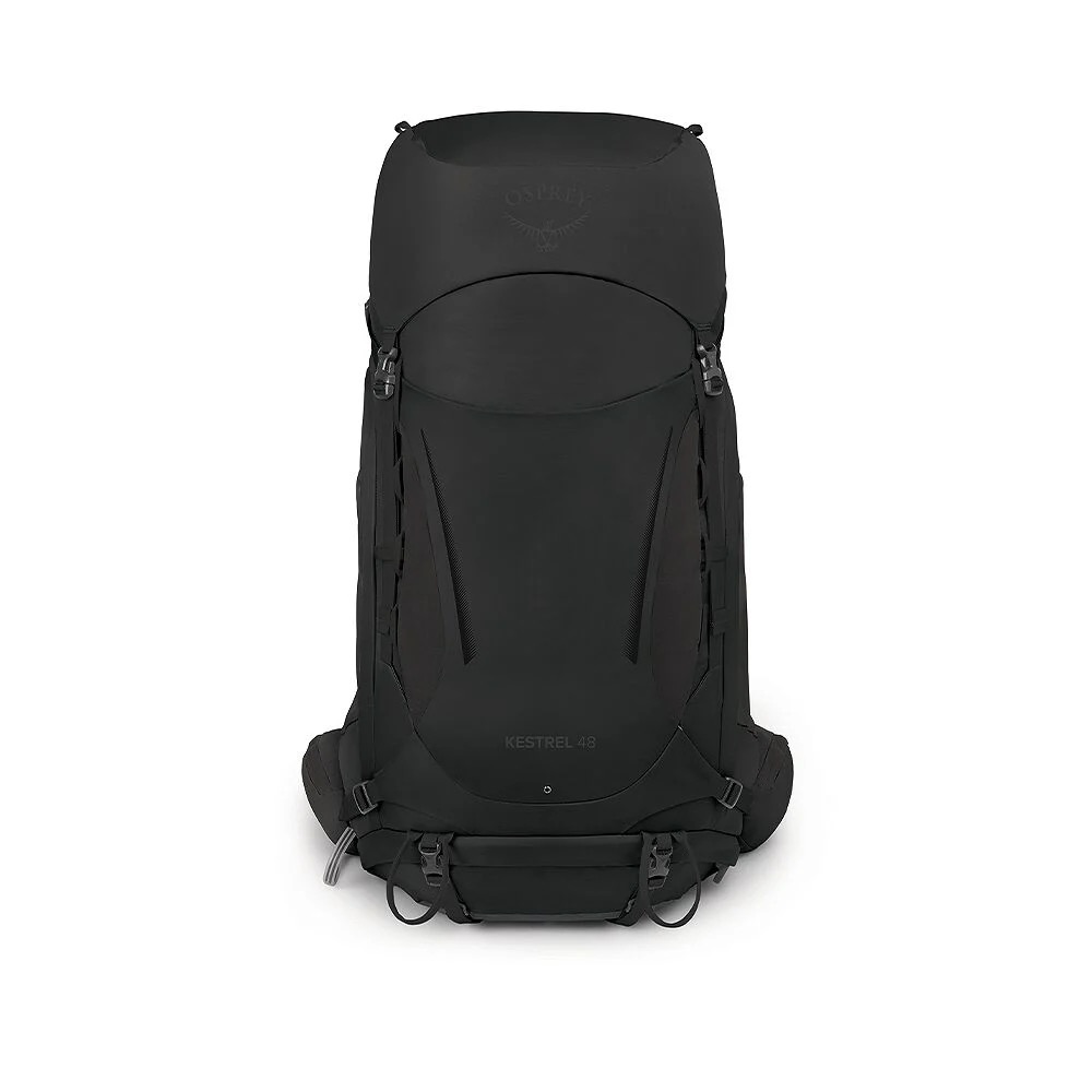 Ein aufrecht stehender, schwarzer Osprey Kestrel 48 Wanderrucksack auf weißem Hintergrund. Vorderansicht mit Osprey-Logo oben, Modellname "KESTREL 48" unten sowie Befestigungsgurten und Schnallen an Seite und Unterseite.