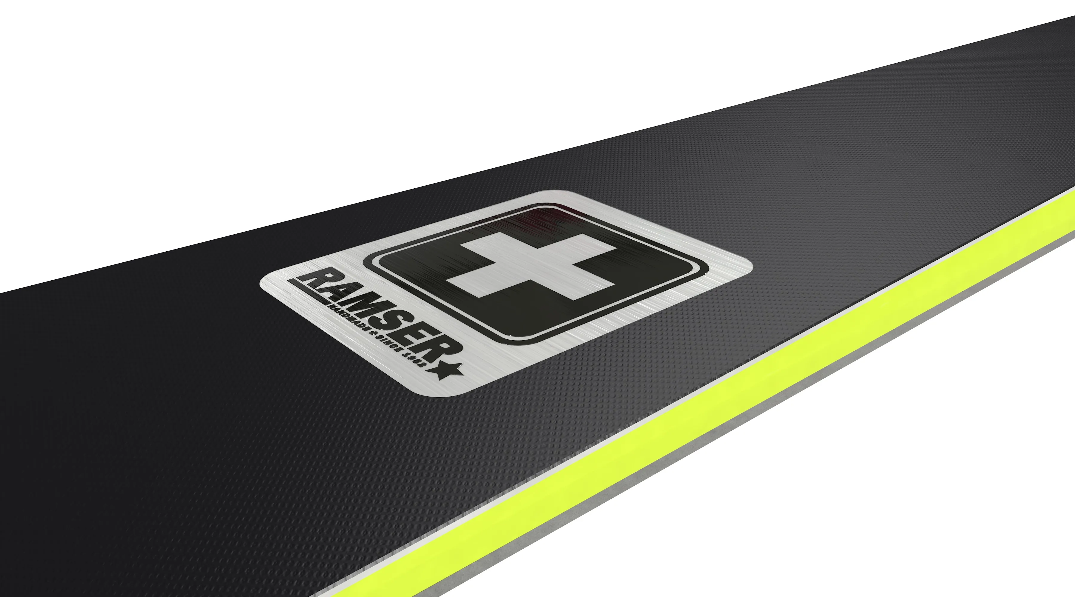 Detailansicht eines Ramser Yellow Skis mit Logo und gelbem Streifen auf schwarzem Untergrund.