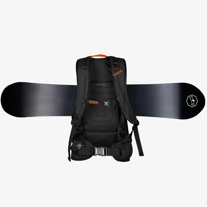 Schwarzer Union Expedition Rucksack mit orangefarbenen Akzenten und Snowboard auf weißem Hintergrund.