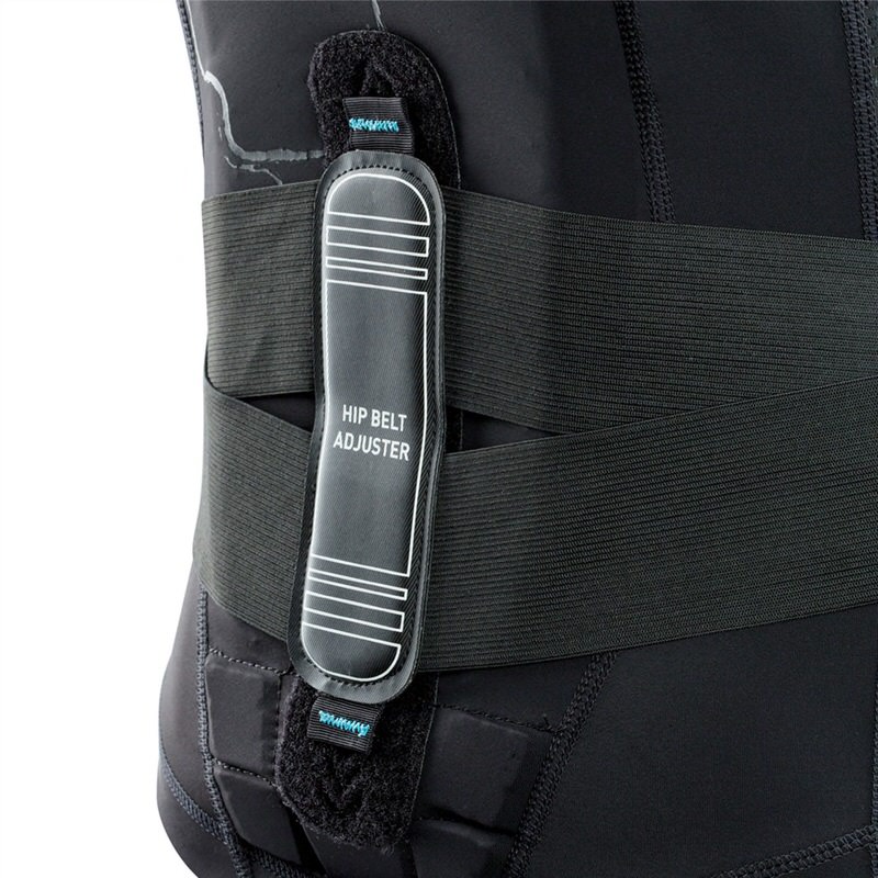 Evoc Protector Lite Weste Detailaufnahme des Evoc Protector Lite Vest: Hüftgurtverstellung mit elastischem Band an der schwarzen Weste.