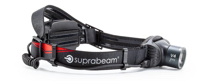 Nahaufnahme der Suprabeam V4 pro rechargeable Stirnlampe, mit verstellbarem Stirnband und Leuchte.