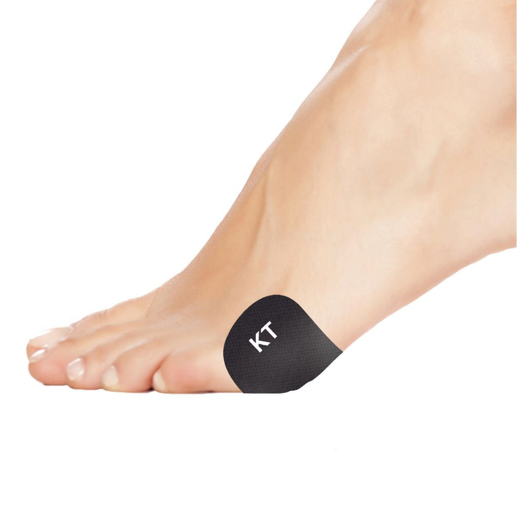 Fuß mit aufgeklebtem schwarzem KT Performance Blister Prevention Tape an der Ferse.