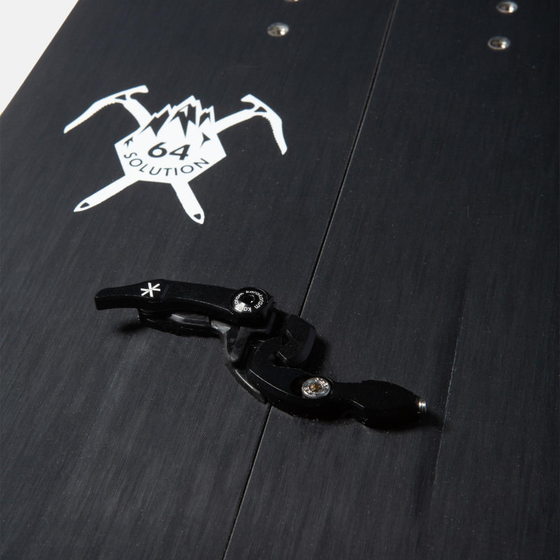 Detailansicht vom schwarzen Jones Ultra Solution Splitboard mit Bindungsclip und Logo.