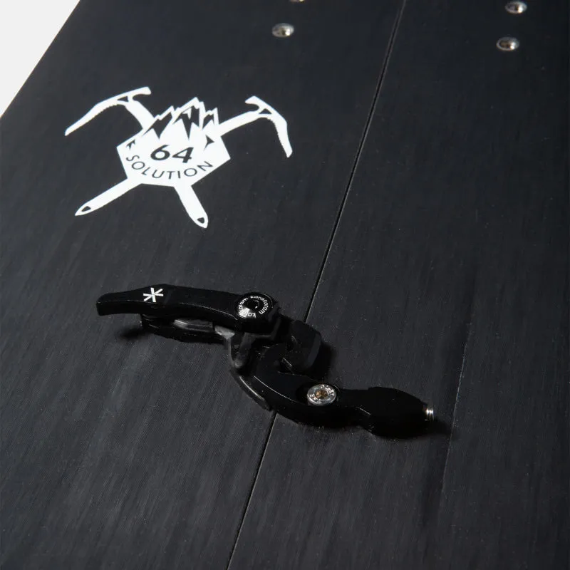 Vue détaillée du splitboard noir Jones Ultra Solution avec clip de fixation et logo.