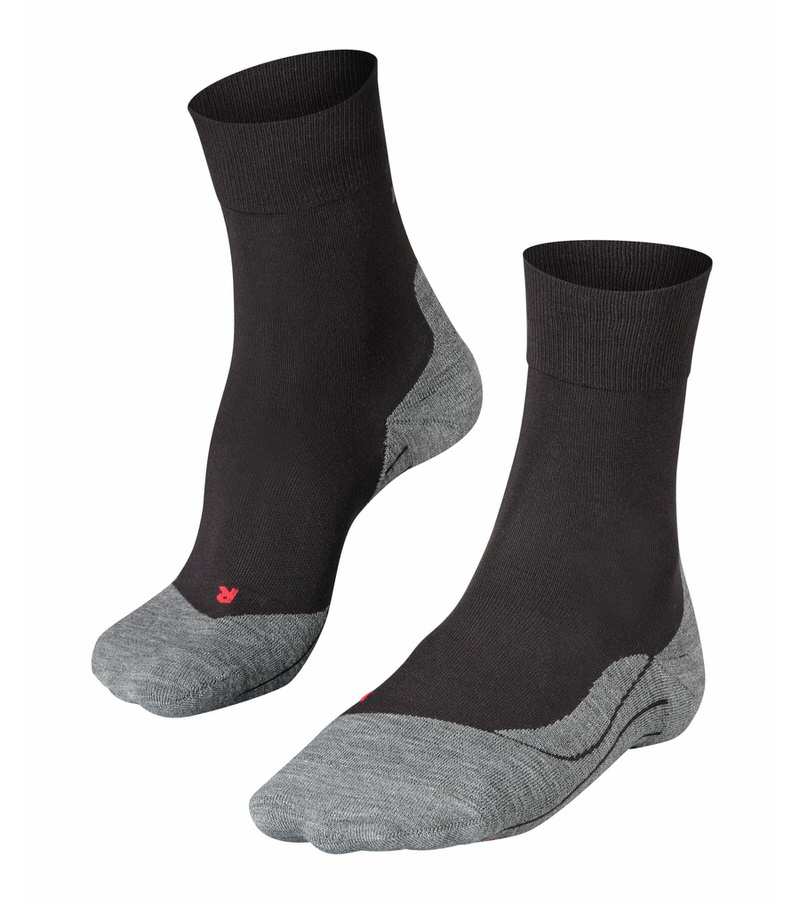 Zwei schwarze RU4 Herren Running Socken, mit grauer Zehen- und Fersenpartie.