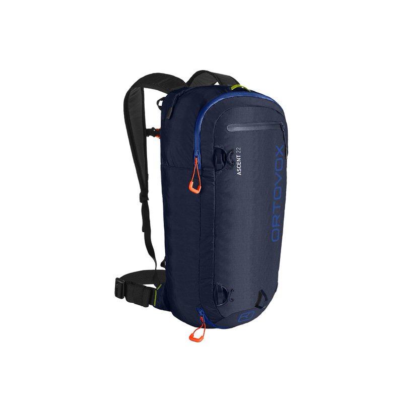 Dunkelblauer Ortovox Ascent 22 Rucksack mit schwarzen Trägern und orangenen Reißverschlüssen vor neutralem Hintergrund.