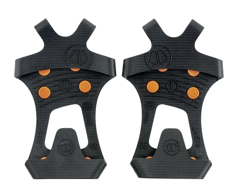 Due artigli per scarpe Sidas Walk Traction neri, vista frontale, con borchie arancioni.
