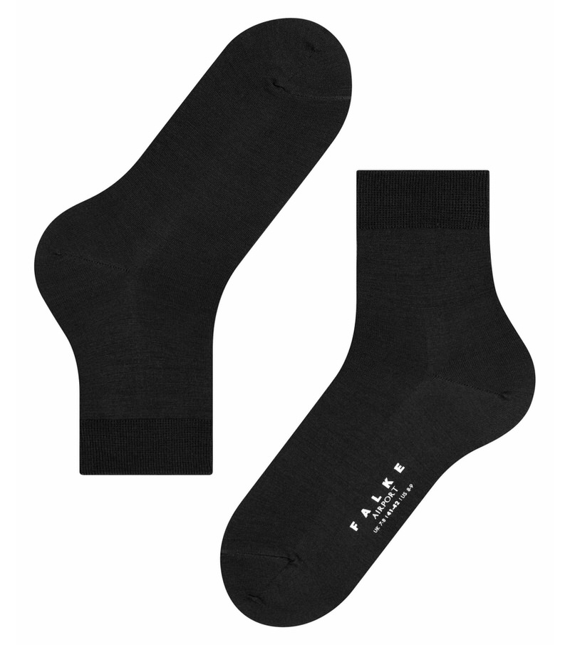 Zwei schwarze Herren Socken, eine liegend, eine stehend mit Schriftzug.
