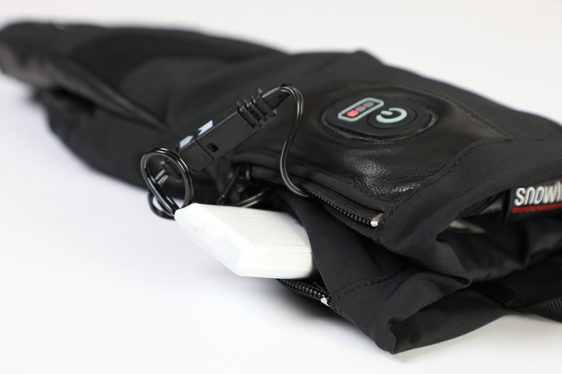 Schwarze Heat DT Handschuhe Nahaufnahme eines schwarzen Heat DT Glove mit Bedienfeld, Akku und USB-Kabel.