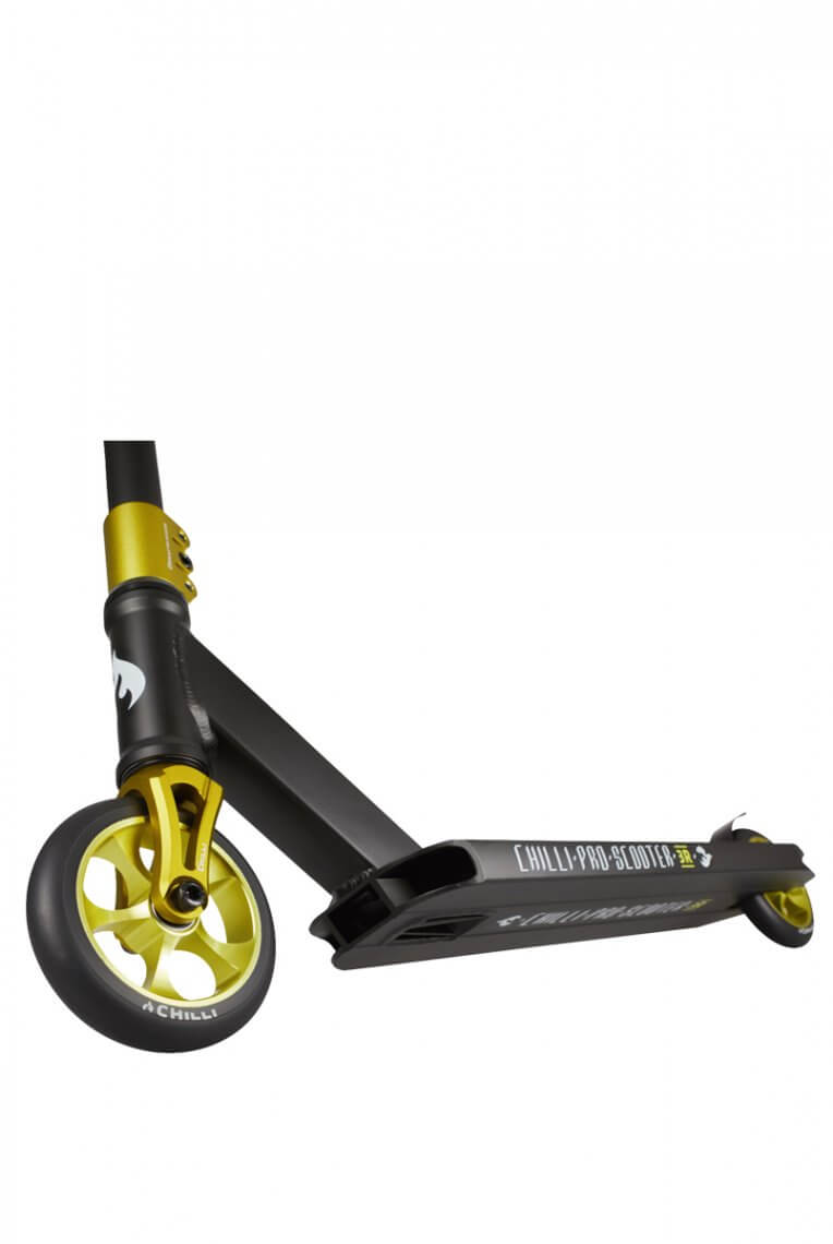 Schwarzer Chilli Pro Stunt Scooter mit goldenen Akzenten und Rädern im Detail.