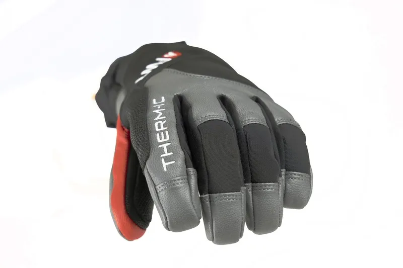 Gros plan sur un gant Therm-ic Freeride Extra Warm en gris, noir et rouge avec le nom de la marque.