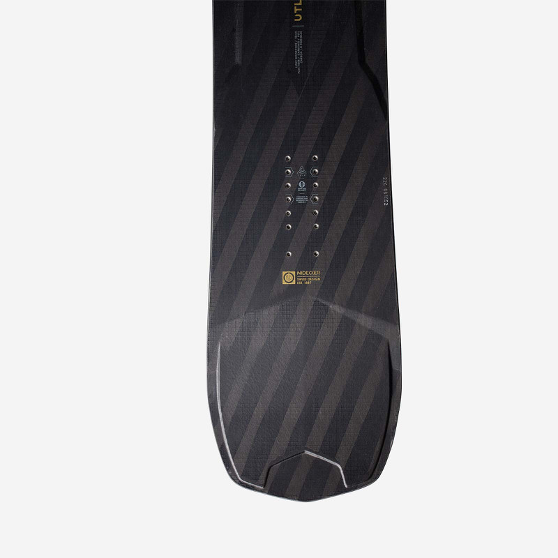 Detailansicht der Unterseite eines Nidecker Ultralight Snowboards mit schwarzem Streifenmuster und Montagepunkten.