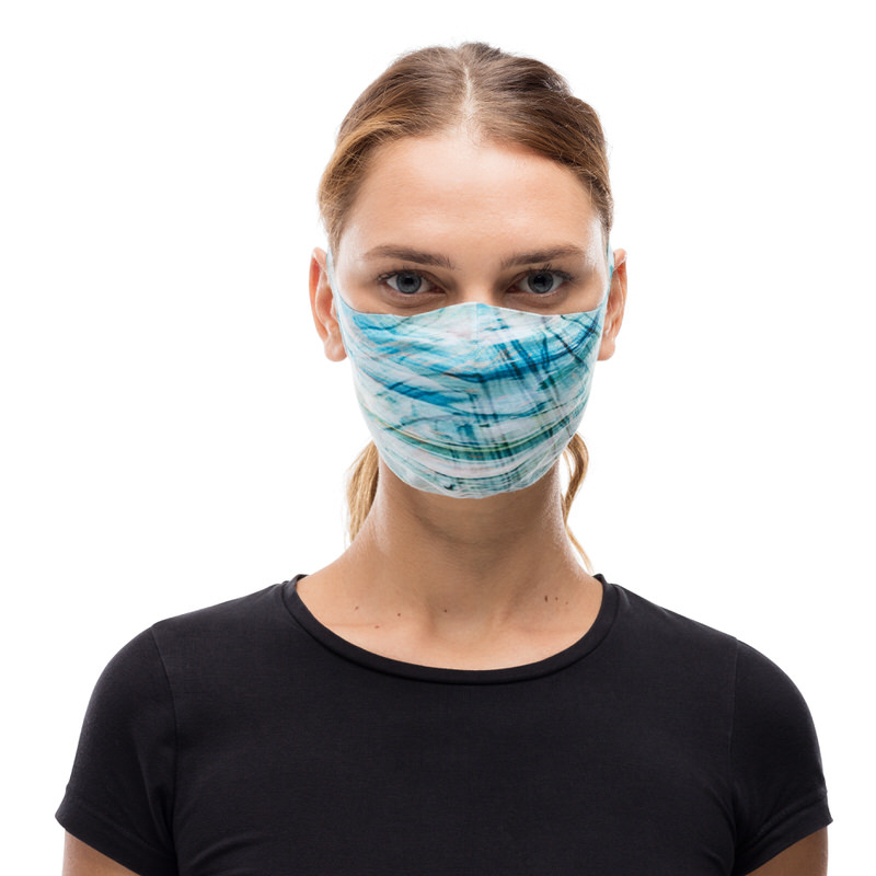 Frau mit Buff Maske Porträt einer Frau mit Buff Filter Mask, Marakrana Sky Blue, vor weißem Hintergrund.