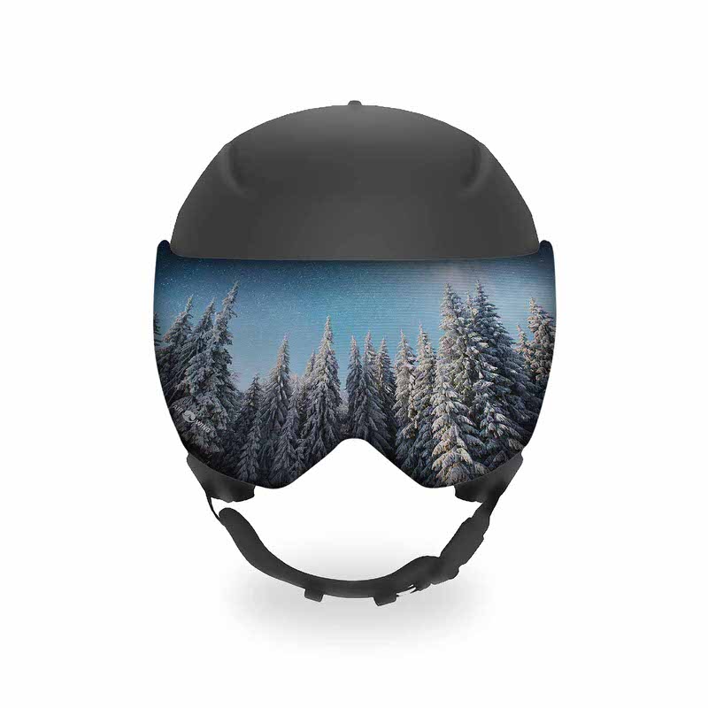 Helm mit Visier. Der Visier des Helms zeigt ein Winterwald Motiv unter blauem Himmel.
