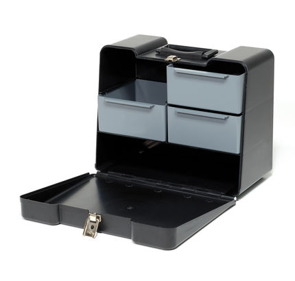 Boîte à outils noire ouverte et verrouillable avec trois tiroirs gris.