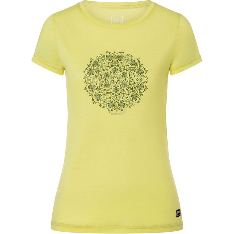 Gelbes, tailliertes T-Shirt mit kurzem Arm und grünem, ornamentalem Mandala-Druck auf der Brust.