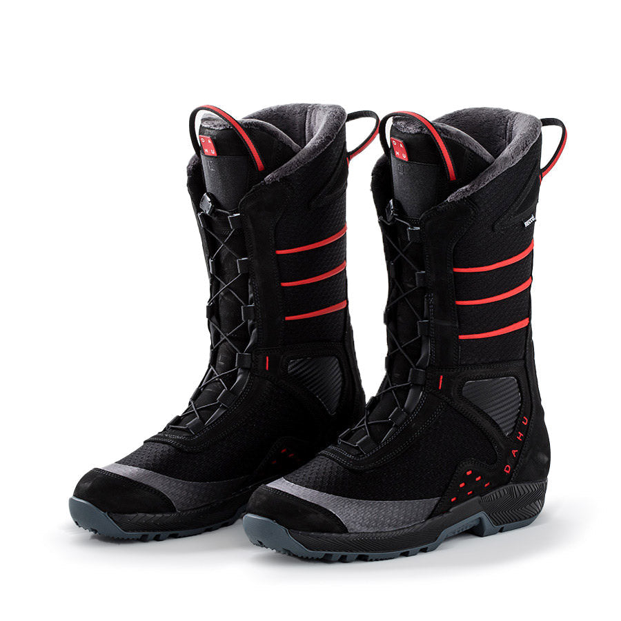 Chaussures de ski noires Dahu Chaussures de ski noires Dahu Ecorce 01X avec accents rouges, debout sur le côté.