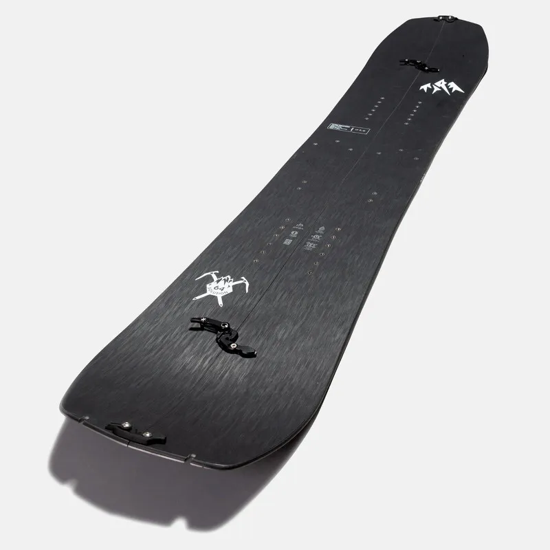 Splitboard sombre Jones Ultra Solution, divisé en deux moitiés, avec fixations et logos sur fond blanc.