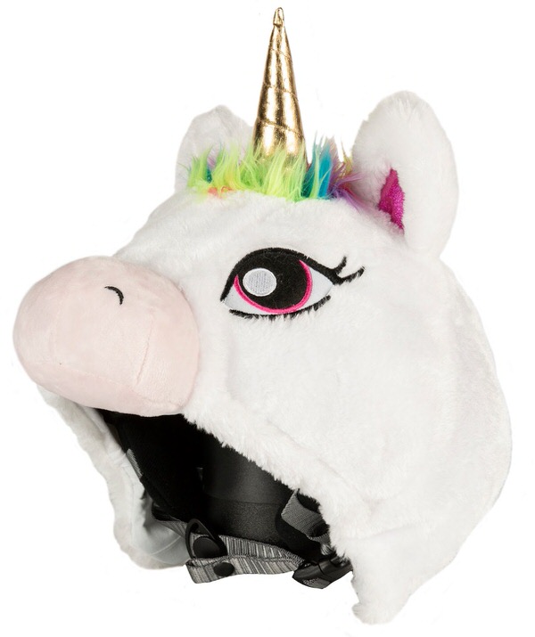 Nahaufnahme: Weißes Einhorn Helm Cover mit goldenem Horn und weicher Mähne in Regenbogenfarben.