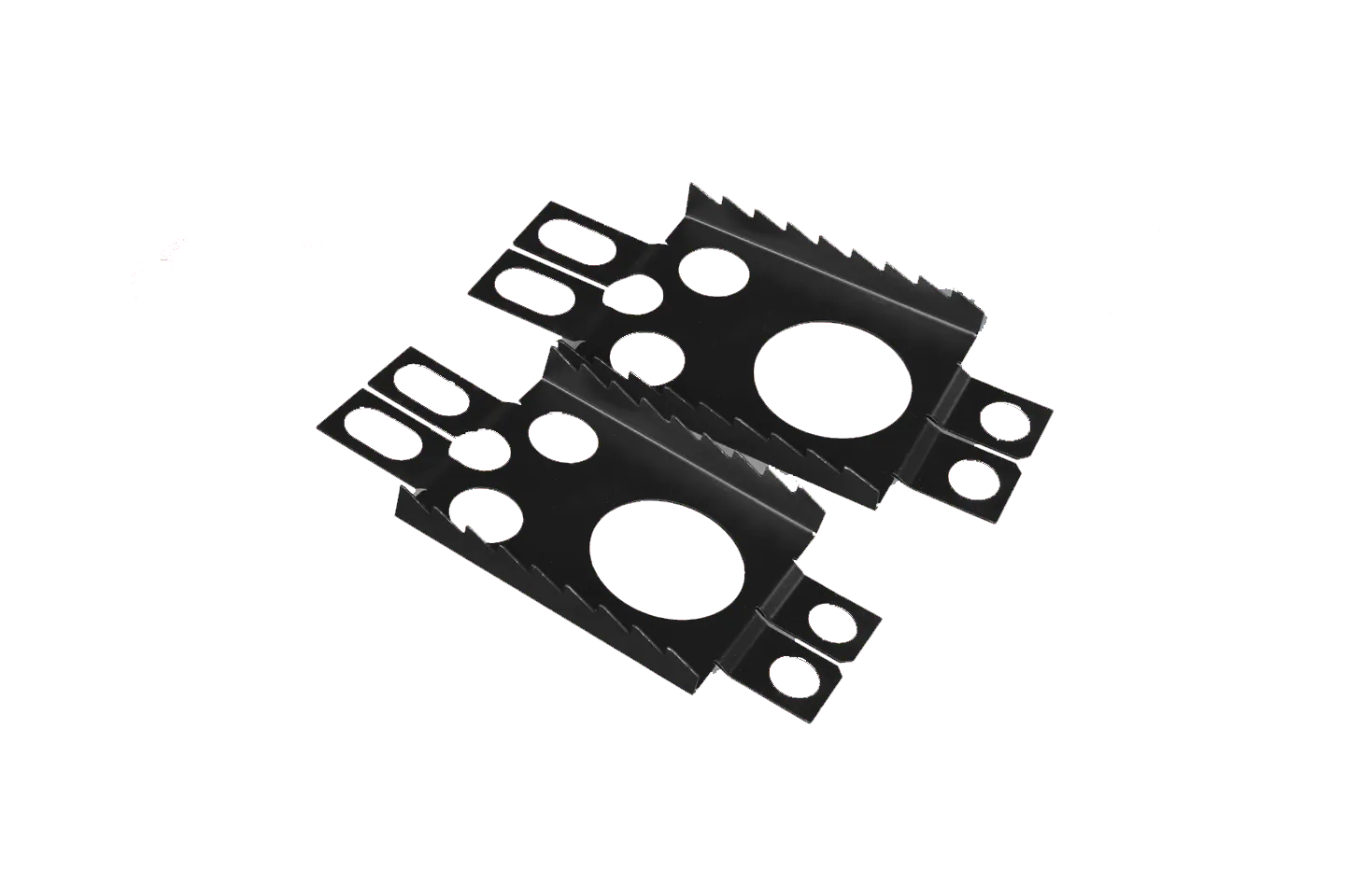 Due ramponi Crossblades neri con punte e intagli si trovano in diagonale su uno sfondo bianco.