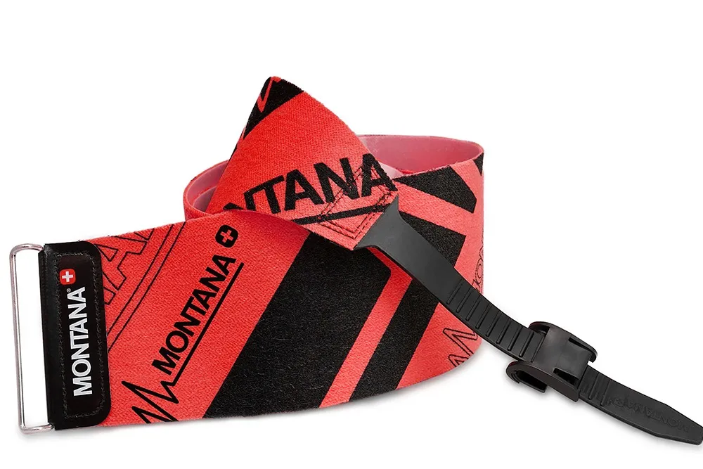 Montana Primo piano di una pelle da sci alpinismo rossa di Marker con un motivo a zig zag nero e un tenditore in plastica nera.