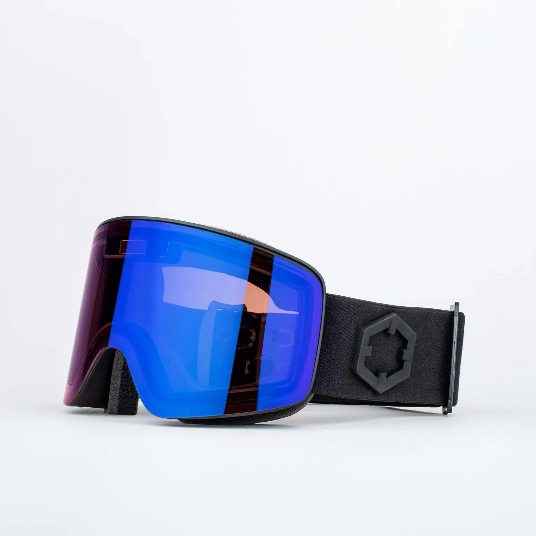 Occhiali da sci Outof Electra 2 con lente Irid Blue. Vista frontale con cinturino nero su sfondo bianco.