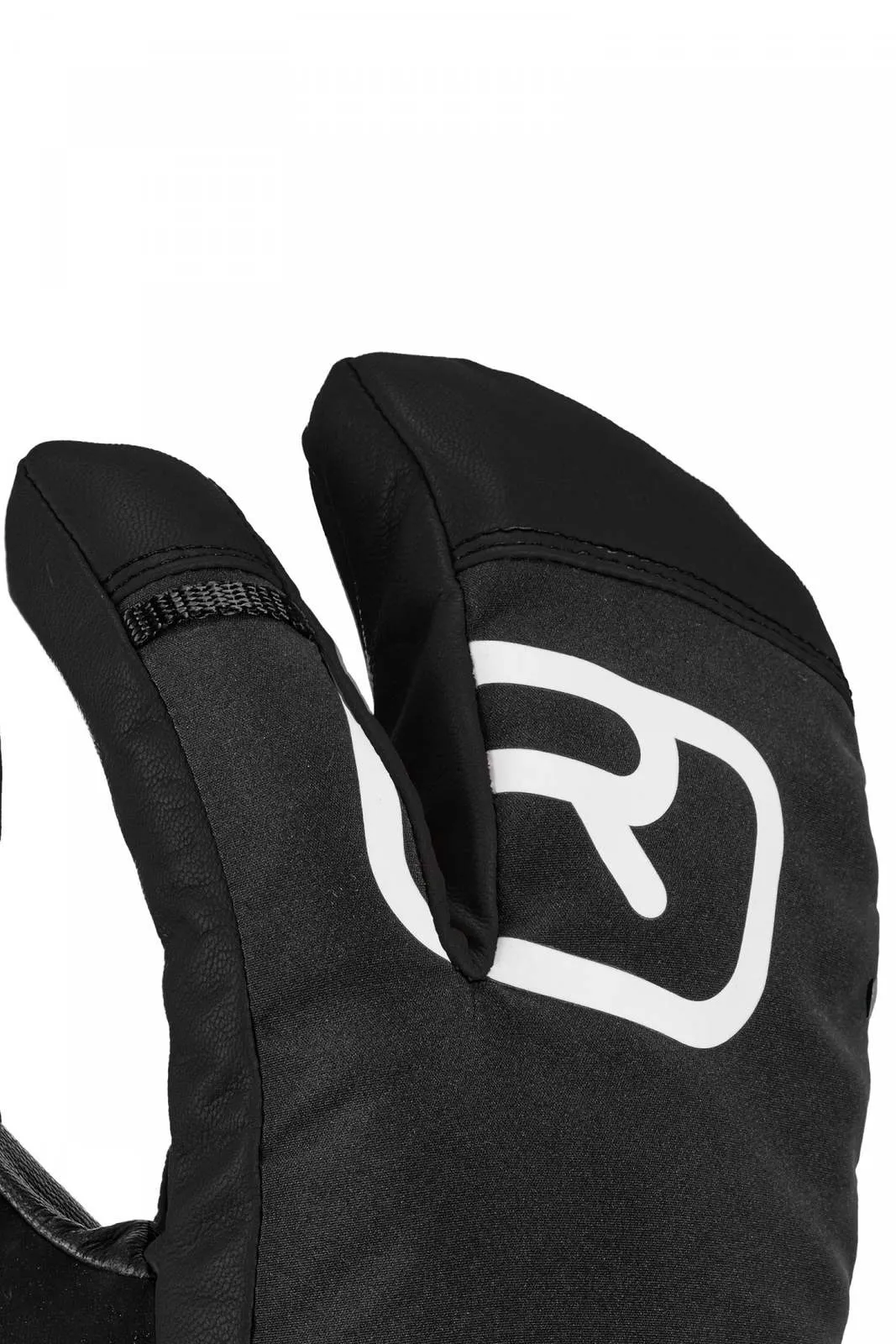 Nahaufnahme vom Ortovox Lobster Glove Pro SW Black Raven mit weißem Logo.