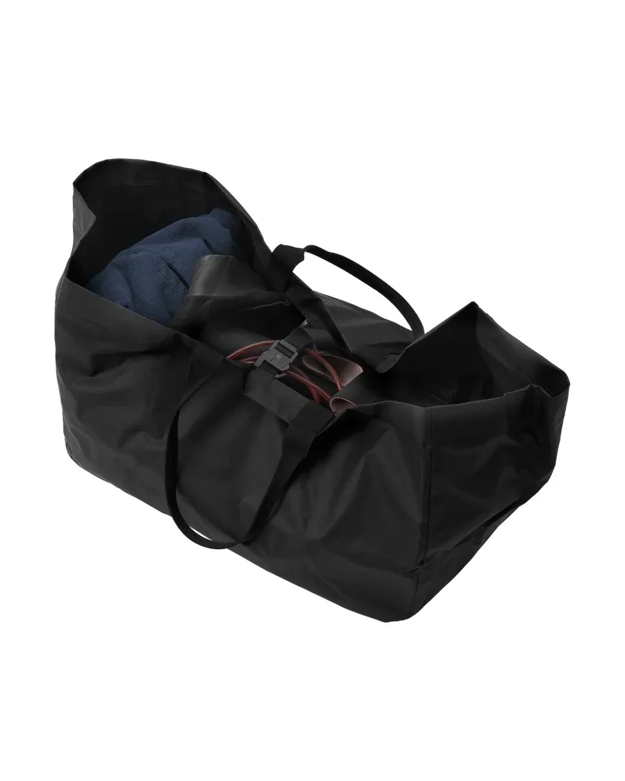 Sac ouvert noir Douchebags Surf Essential Tote 80L avec poignées, rempli de vêtements.