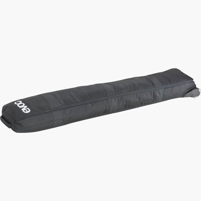 Sac à skis gris foncé avec roulettes Sac à skis long gris foncé avec roulettes et poignée, couché sur un fond clair. Evoc Logo visible.