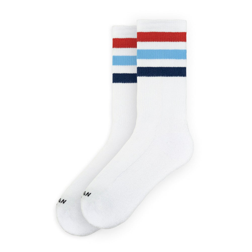 Zwei weiße McFly II Mid High Socken, jede mit roten, hellblauen und marineblauen horizontalen Streifen oben.