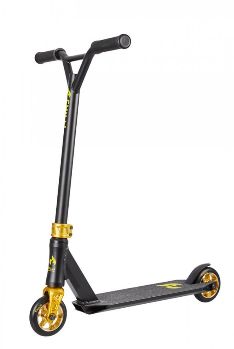 Schwarzer Chilli Pro Scooter 3000 mit goldenen Akzenten, stehend in seitlicher Ansicht.