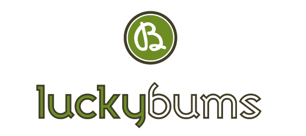 Lucky Bums Logo Logo der Marke Lucky Bums mit dem grünen Schriftzug unter einem grünen Kreis mit einem stilisierten "B" darin.