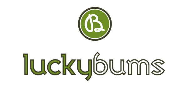 Logo der Marke Lucky Bums mit dem grünen Schriftzug unter einem grünen Kreis mit einem stilisierten "B" darin.