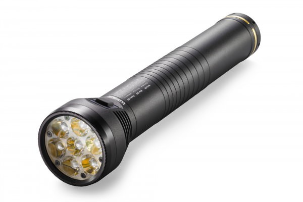 Schwarze Betty TL2 Pro Taschenlampe, mit neun LEDs, schräg liegend auf weißem Grund.