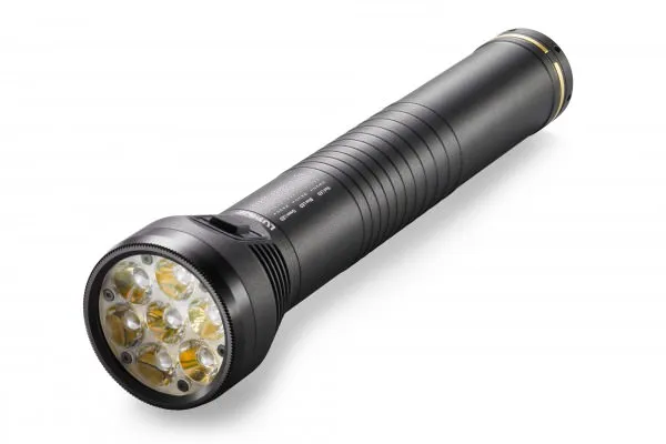 Schwarze Betty TL2 Pro Taschenlampe, mit neun LEDs, schräg liegend auf weißem Grund.