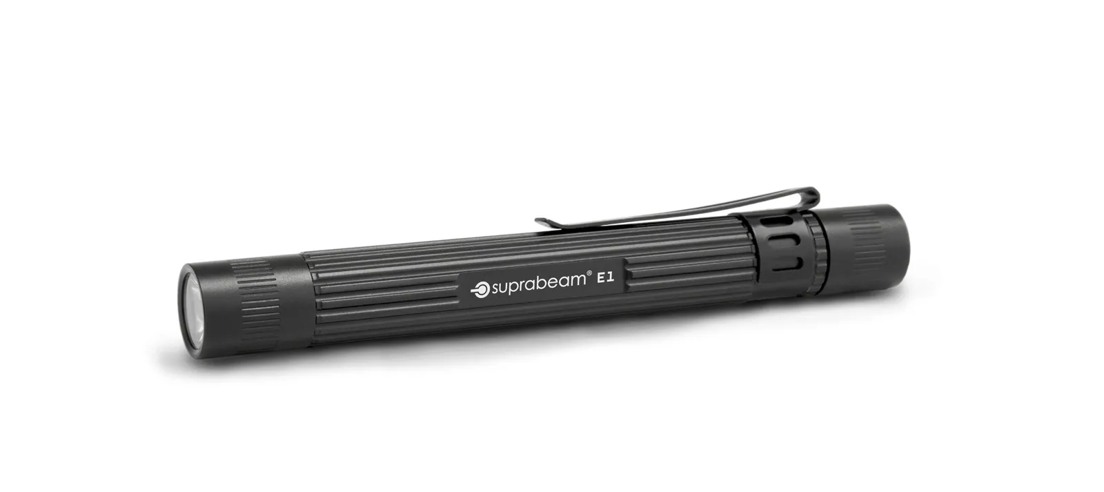 Eine schwarze Suprabeam E1 Taschenlampe liegt auf einem weißen Hintergrund.