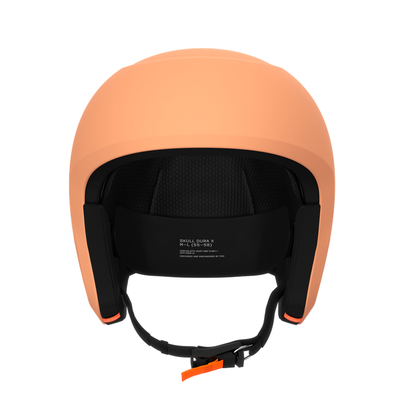 Ein pfirsichfarbener Skihelm, von vorne gesehen, mit schwarzer Innenausstattung und Kinnriemen.