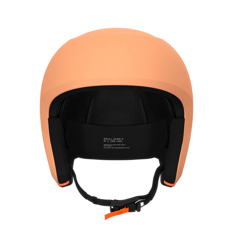 Un casque de ski de couleur pêche, vu de face, avec un intérieur et une mentonnière noirs.
