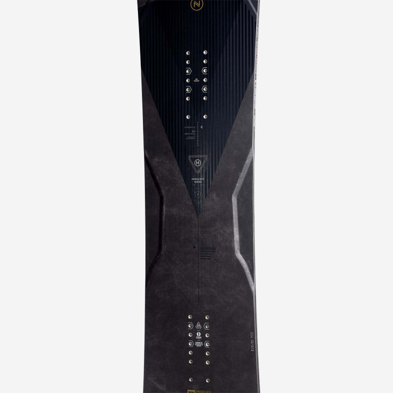 Dunkles Nidecker Megalight Snowboard von unten, Muster, Markierungen, Montagepunkte.