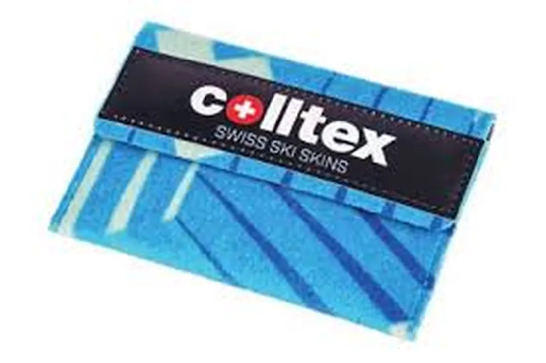 Die Skifell-Tasche ist blau mit schrägen Streifen, einem schwarzen Etikett und "Colltex Swiss Ski Skins"-Logo.