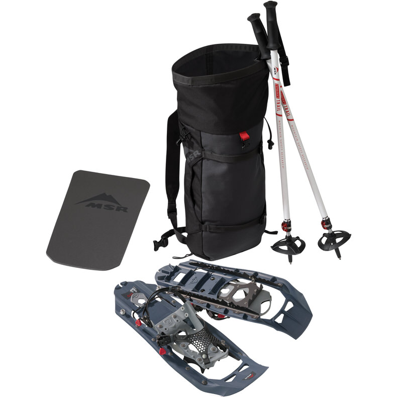 Schneeschuh-Kit: MSR Evo Trail Schneeschuhe, Wanderstöcke, Tragetasche und Sitzkissen für Winterabenteuer.