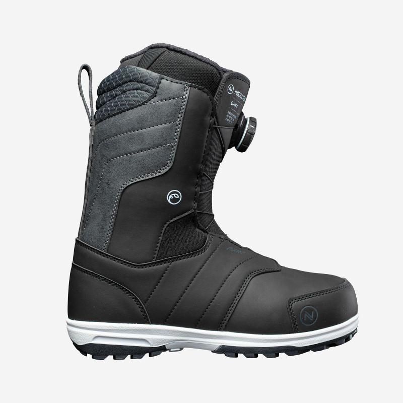 Schwarzer Nidecker Onyx Snowboard Boot für Damen, seitliche Ansicht. Schnürsystem mit Drehknopf.