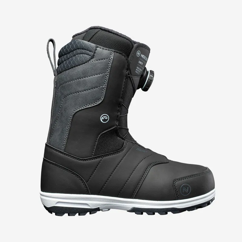 Schwarzer Nidecker Onyx Snowboard Boot für Damen, seitliche Ansicht. Schnürsystem mit Drehknopf.