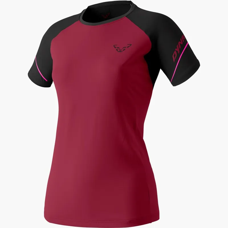 Damen Dynafit Alpine Pro Shirt, Beet Red mit schwarzen Ärmeln und pinken Details. Sportliches Funktionsshirt für Trail Running.