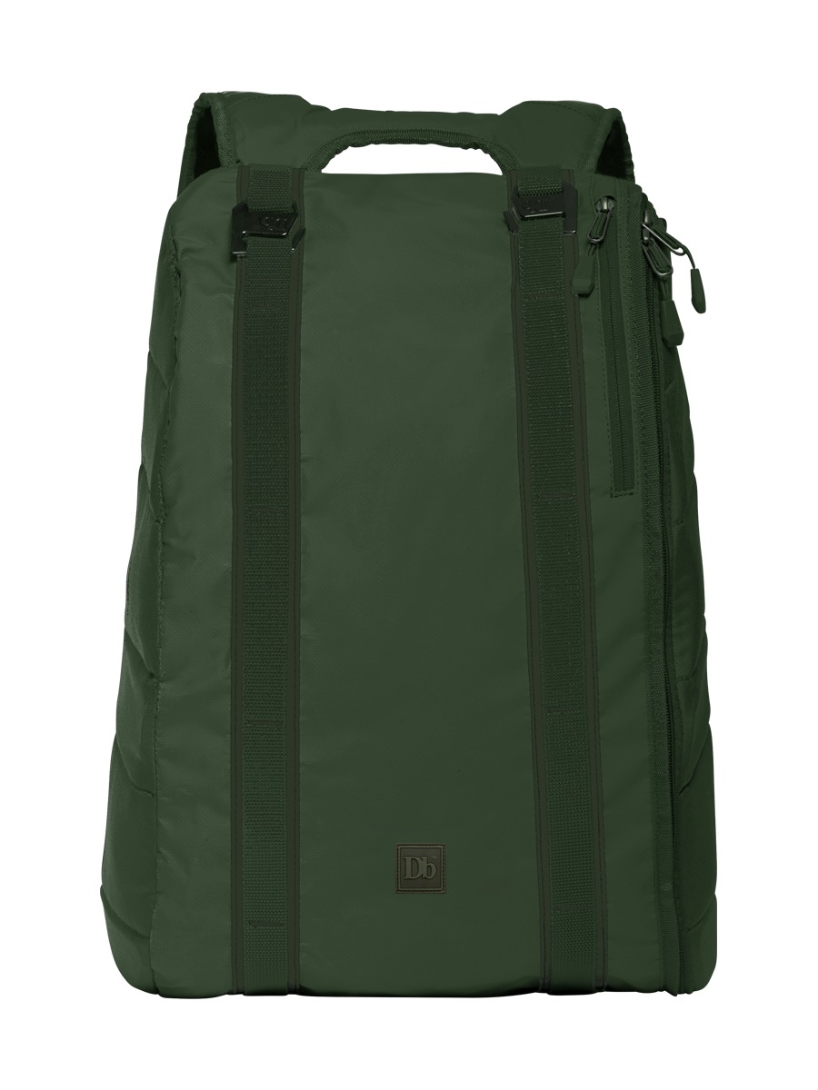 Der Douchebags The Base 15L Rucksack in Pine Green, Frontansicht mit Gurten und Reißverschlussdetails.