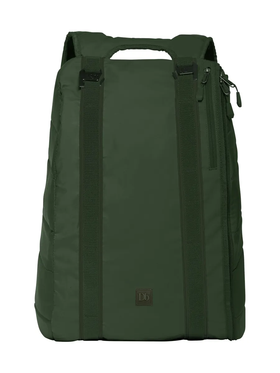 Der Douchebags The Base 15L Rucksack in Pine Green, Frontansicht mit Gurten und Reißverschlussdetails.