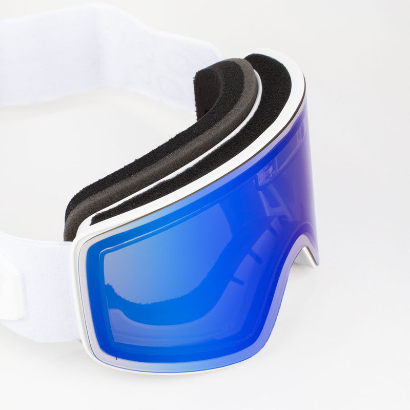 Primo piano delle maschere da sci Electra White con lenti cilindriche blu specchiate e fascia bianca.