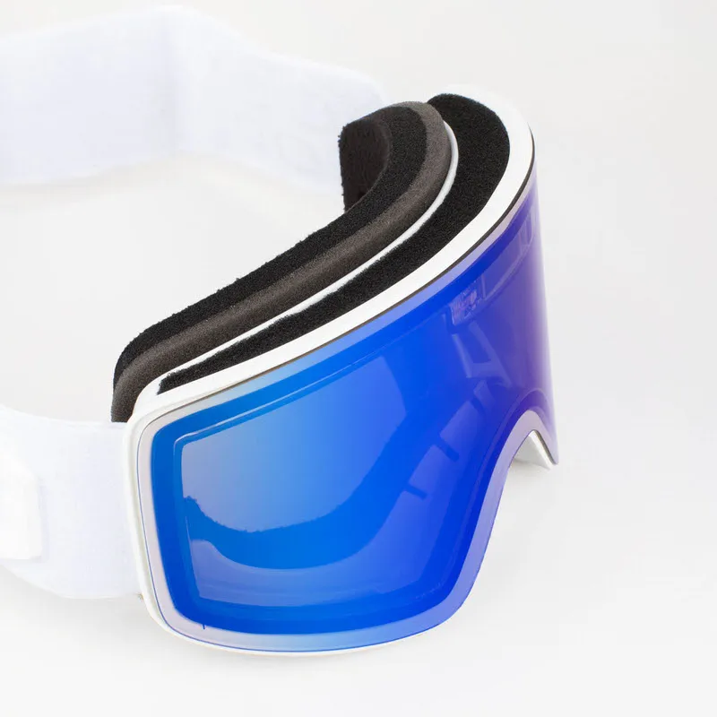 Primo piano delle maschere da sci Electra White con lenti cilindriche blu specchiate e fascia bianca.