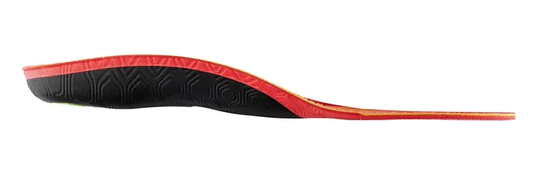Profilansicht einer Sidas 3Feet Eco Winter Mid Einlegesohle, mit roter Oberseite und schwarzer, strukturierter Basis.