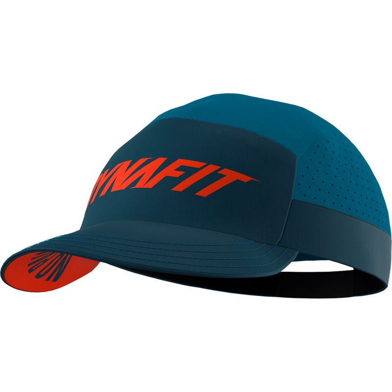 Petrolfarbene Dynafit Transalper Cap mit orangem Logo und Schirmunterseite. Die Cap hat seitliche Perforationen.